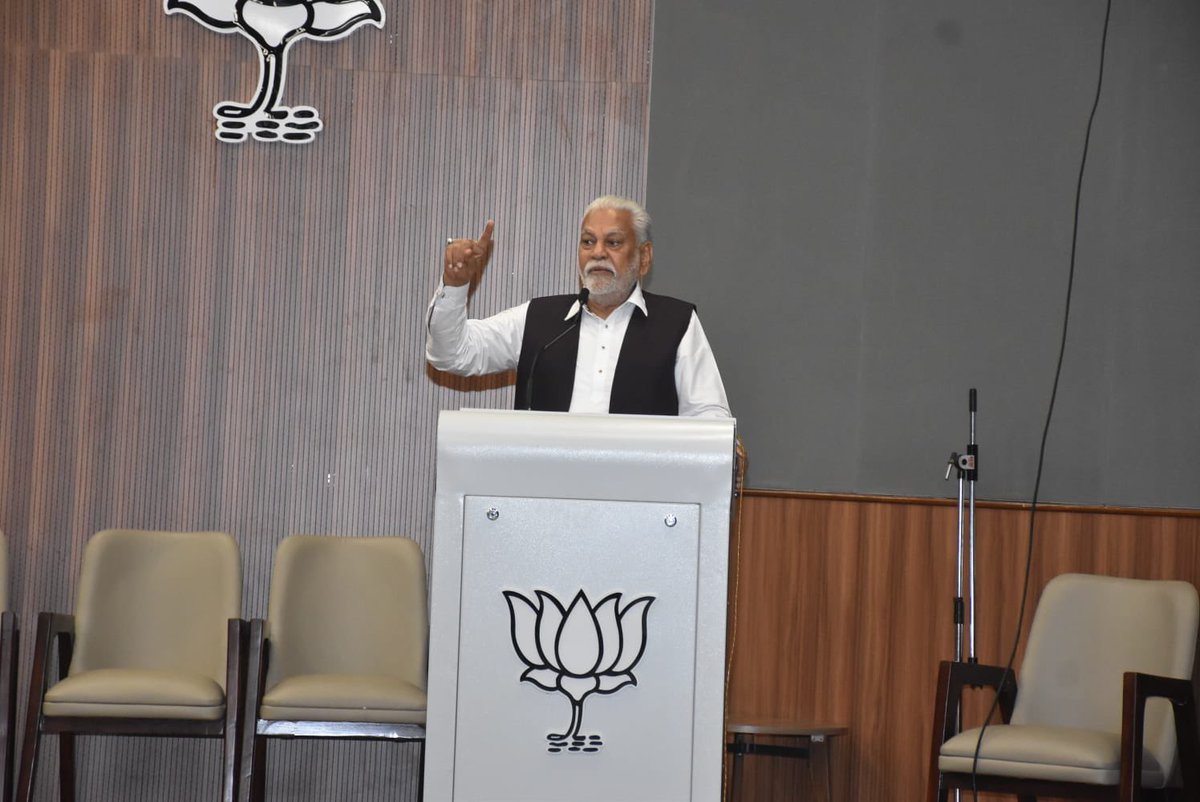 PRupala's tweet photo. રાજકોટ ખાતે 'લોકતંત્ર બચાવો અરાજકતા હટાવો' અભિયાન અંતર્ગત યોજાનાર ભવ્ય પદયાત્રાના આયોજન સંદર્ભે વિવિધ NGO તેમજ સર્વ સમાજના અગ્રણીઓ સાથે વિસ્તૃત બેઠક યોજી. https://t.co/y8JcouOKdi