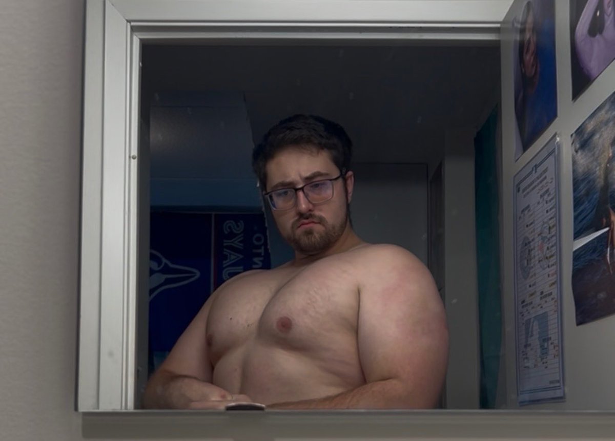 CaelKaleCael's tweet photo. Workout at my bf’s apartment😼😼 | #gym #upperbody #liftingboy #gymselfie #gaygym #powerlifting #beefy #progressphotos https://t.co/ObJ8KB1qLd