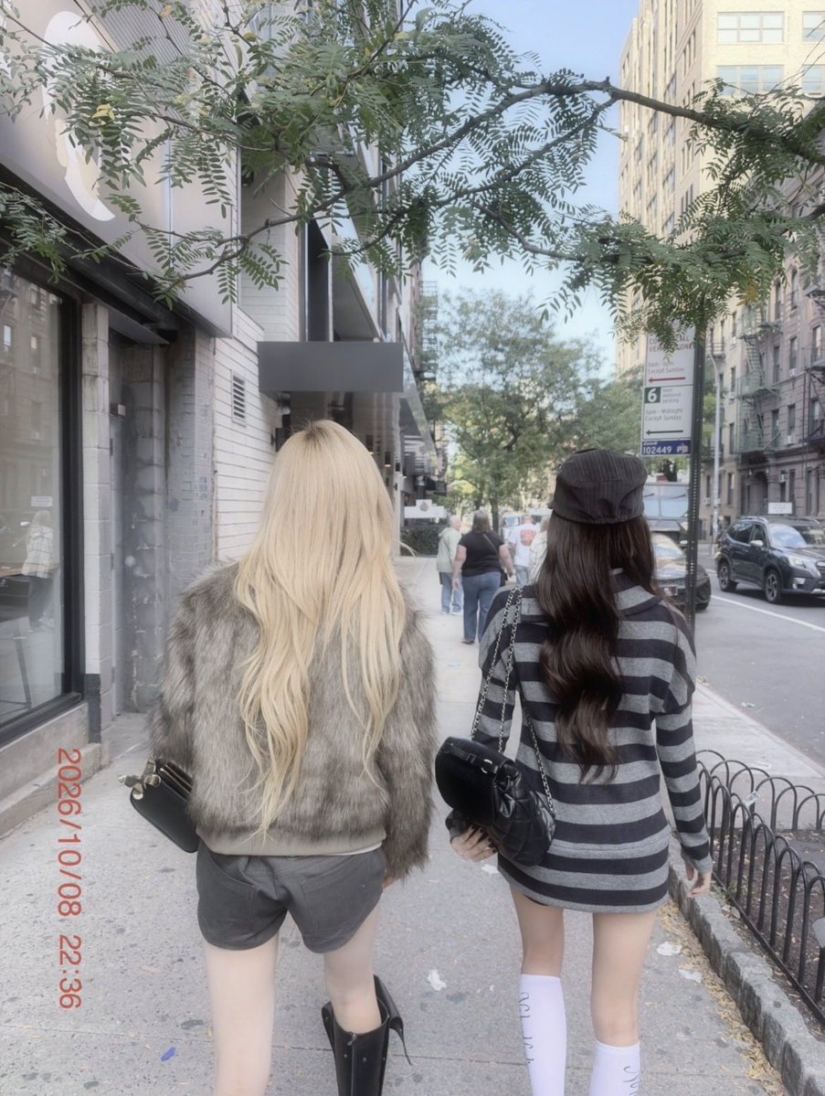 youngdolliz's tweet photo. nerdy gf x popular gf https://t.co/MIR5U6IA1e
