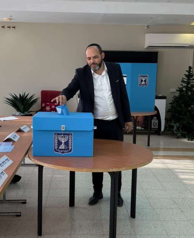 noamparty's tweet photo. שמעון טובול מועמד נעם לישראל מצביע הבוקר בבאר שבע: "זכינו להצביע עכשיו נעם לישראל אותיות ני כולם לקלפי לקדש שם ה'" https://t.co/yJ56eH85Nk