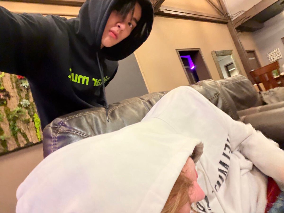keonholds's tweet photo. a year apart, in the same studio and same sleepy martin.. nothing has changed between keonho and martin and i hope they'll always stay this way 😭 my two precious aegis <33 https://t.co/RzgUhuNZyM