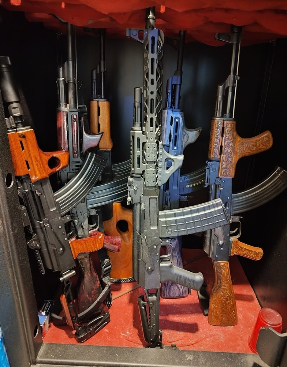 HTTP_Lovecraft's tweet photo. @CampbellxEmma "Let's see, you wrote that your dog..."

Used to kill other dogs for a living, yeah. She's cool now.

"You... teach a monthly lockpicking course?"

Yeah.

"How many bullets can each of your rifles hold at once?"

Anything above 60 is a weight issue.

"What is a... Flipper Zero?" https://t.co/glwdXFcycU