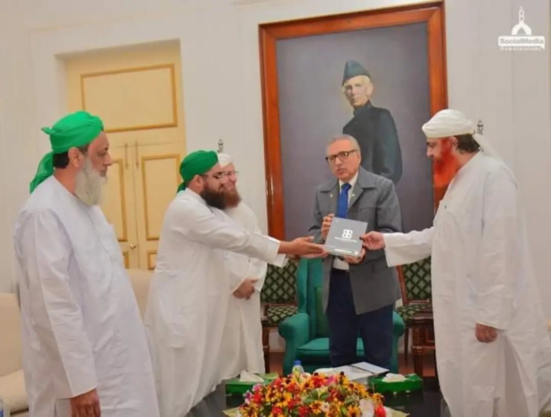 janntayhonhp's tweet photo. جب اس قوم کو پتہ چلے گا تب ان کا کیا بنے گا اس ملک کو نبی ملاحم صلی اللہ علیہ والہ وسلم کی سیرت جنگ نہیں بتائی جاتی کھیرا کاٹنا کھیرا کھانا کھیرا لینا  پہلے کہتے ھیں ٹی وی ناجائز پھر جائز  لوگوں نے ٹی وی توڑ 
دیے بعد میں پچھتاۓ پٹرول کی ٹنکی بھرنے کا وظیفہ دوکان مکان اور دیگر 👇 https://t.co/tq9YMu3w9t
