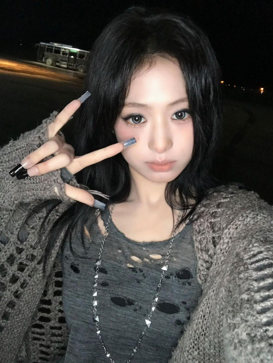 MayzUD1's tweet photo. อาฮยอน : การได้รับความรักนั้นสำคัญไม่แพ้การให้ความรัก ฉันคิดว่าถ้าใครสักคนรักฉัน ฉันอยากจะทะนุถนอมความรักนั้นและตอบแทนเขาอย่างเหมาะสม ฉันอยากเป็นคนที่สามารถถ่ายทอดความรู้สึกของฉันให้ผู้อื่นได้

เพราะคำพูดที่ว่า 'อาฮยอน คุณให้สิ่งดีๆ กับพวกเรามากมายเลย!' ที่ฉันได้รับ ทำให้ฉันตระหนักมากยิ่งขึ้นว่าการแสดงความกตัญญูต่อผู้คนเหล่านั้นสำคัญแค่ไหน และฉันคิดว่าการพยายามทำเช่นนั้นก็สำคัญเช่นกัน

นั่นคือเหตุผลที่ฉันคิดว่า ในฐานะศิลปิน ฉันจึงกระตือรือร้นเพื่อให้สามารถส่งมอบความรักที่แท้จริงให้กับแฟนๆ ทุกคนได้อย่างต่อเนื่อง รักนะคะ 🦋💕

โอ้ย คำพูดซึ้งๆ ของอาฮยอน ได้แต่คิดว่าเด็กคนนี้ไปหาคำพูดแบบนี้มาจากไหนกันนะ 
#AHYEON #BABYMONSTER