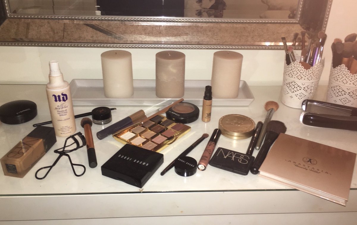 aquamoonbb's tweet photo. i just found a picture of my vanity from 2016 why am i crying omg the nostalgia https://t.co/Y0irGlsK1C