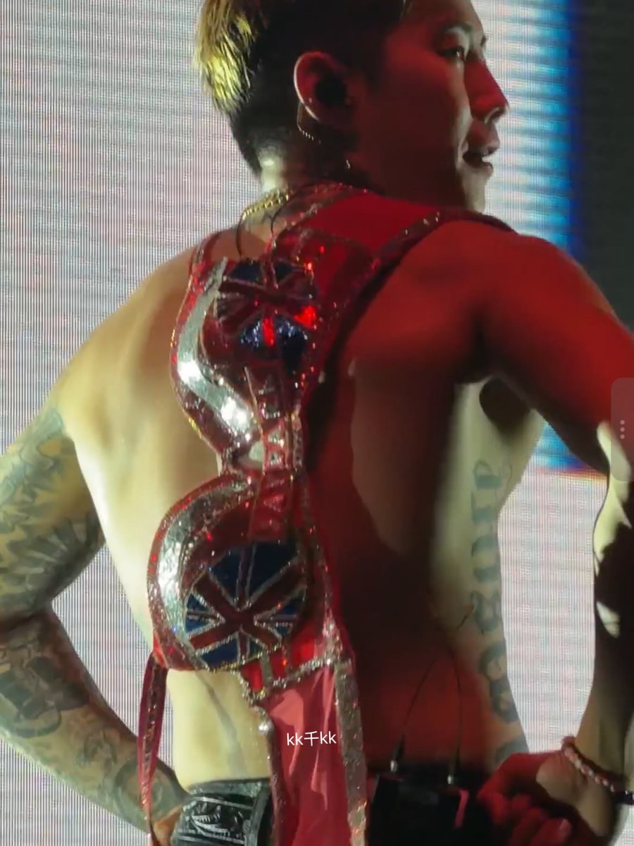 tacowithjay's tweet photo. It looks like a fan specially made a bra for Jay Park with his name and the British flag on it. That’s so cool🇬🇧❣️#SerenadesAndBodyRolls_In_London https://t.co/XxUMJ04Czn