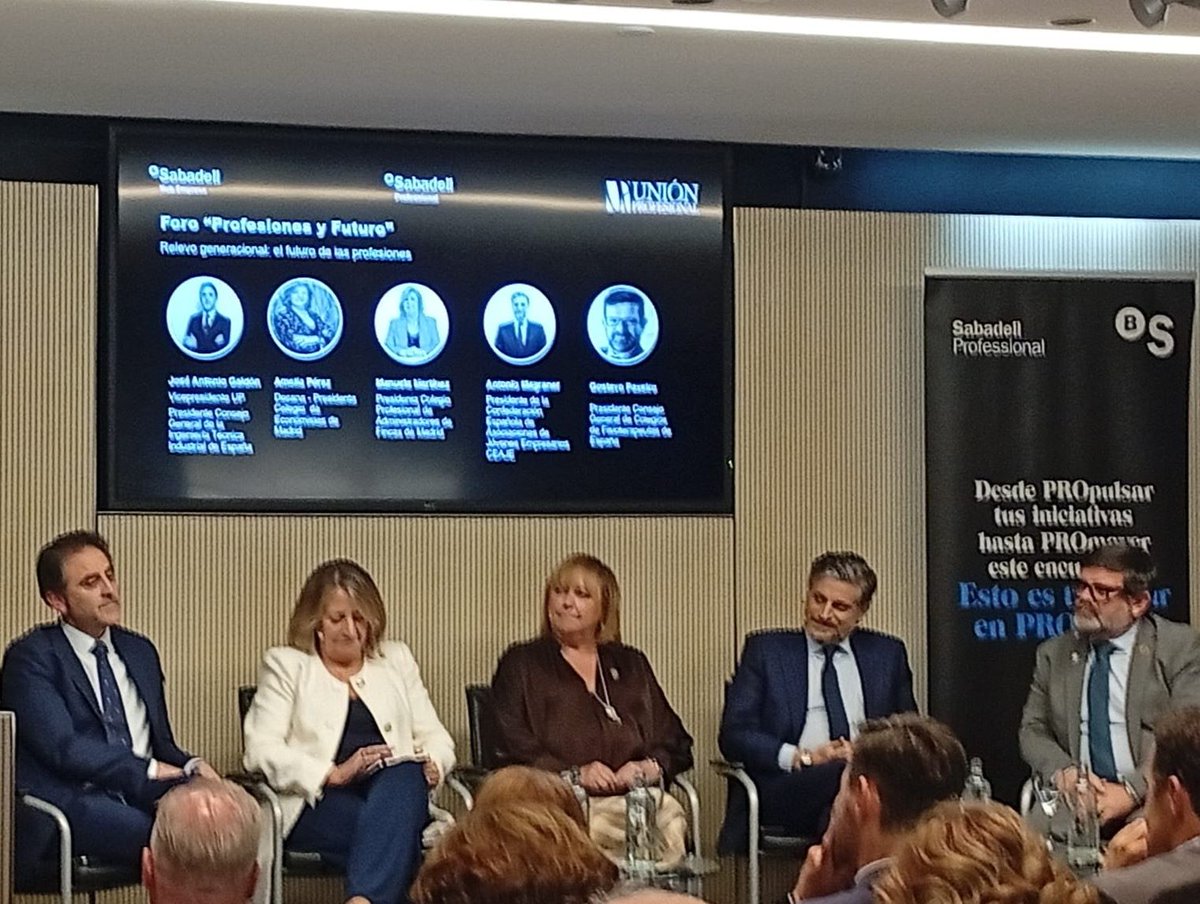 ICOIGT's tweet photo. El COIGT participa en el foro "Relevo generacional: el futuro de las profesiones", celebrado en el auditorio de la sede del Banco Sabadell de Madrid. https://t.co/k5UrGOXiof https://t.co/QgrLg5qfAl