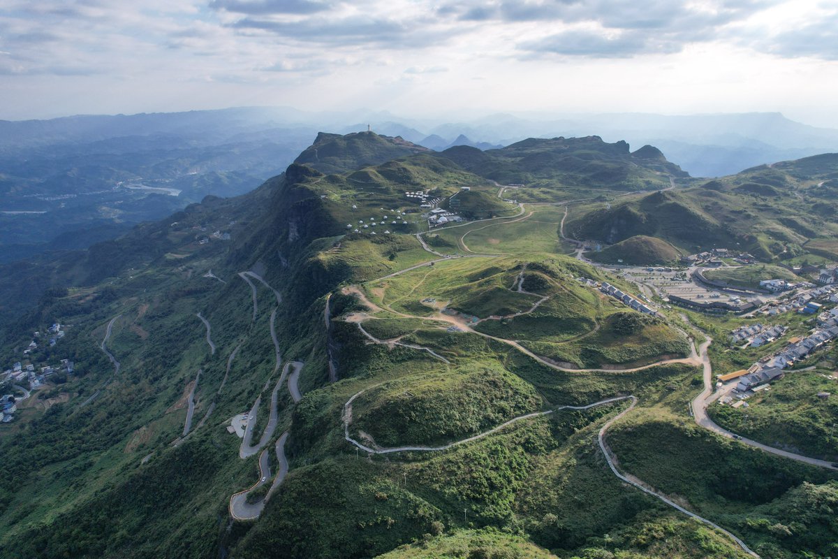 HunanTimes's tweet photo. Beautiful Hunan 丨A “sky-high grassland” hanging among the clouds! Verdant meadows unfurl like a lush carpet toward the horizon, while beneath towering cliffs, countless peaks ripple outward in wave upon wave of green. The breathtaking beauty of Bamian Mountain in Hunan’s Xiangxi Tujia and Miao Autonomous Prefecture is nothing short of astonishing.（摄影：陈军）
#Hunan #China #Scenery #Travel