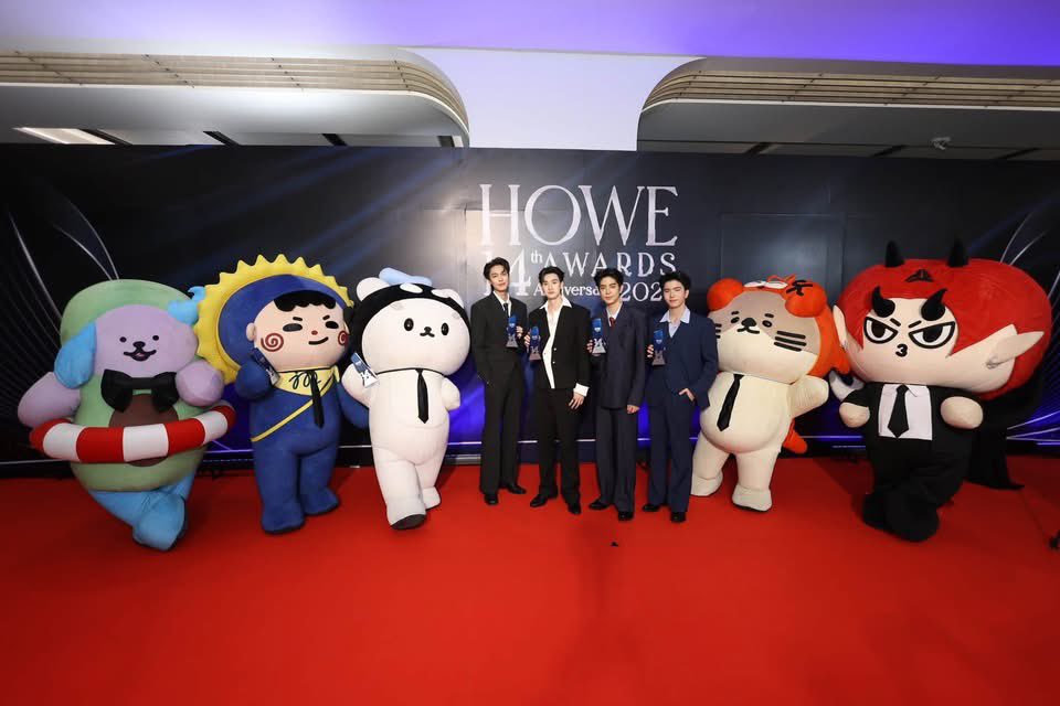AllNews_th's tweet photo. “GMMTV” ตอกย้ำความสำเร็จสุดปัง!! กวาด 6 รางวัล จาก 3 สาขา บนเวทีประกาศรางวัล “HOWE AWARDS 2026”
#dew_jsu #tee_vtp
#sea_ta_lay #keenkeno
#POLCASAN #AVOCEAN #JUMMO
#DOMIIA #NONGNOOONG
#HOWEMAGAZINE
#HOWEAWARDS2026
🔗 https://t.co/JEbqFKRKvn
“GMMTV” คอนเทนต์โพรไวเดอร์ชั้นนำของเมืองไทย ในเครือบริษัท “เดอะ วัน เอ็นเตอร์ไพรส์ จำกัด (มหาชน)” ตอกย้ำผลงานคุณภาพ หลังสร้างผลงานได้โดดเด่นและยอดเยี่ยมอย่างต่อเนื่อง จนล่าสุดกวาดถึง 6 รางวัล จาก 3 สาขา บนเวทีสุดยิ่งใหญ่กับงานประกาศรางวัล “HOWE AWARDS 2026” เพื่อฉลองครบรอบ 14 ปี จัดโดย นิตยสารฮาว (HOWE MAGAZINE) ซึ่งได้มอบรางวัลให้กับบุคคลอันทรงเกียรติและผู้ประสบความสำเร็จในด้านต่างๆ ทั้งวงการธุรกิจและวงการบันเทิงของประเทศไทย ที่มีผลงานโดดเด่น ยอดเยี่ยม และเป็นที่น่าจับตามองอย่างมาก มอบให้กับบุคคลที่มีชื่อเสียงโดดเด่นในวงการบันเทิงทั้งงานแสดงและด้านดนตรี รวมทั้งสร้างแรงบันดาลใจให้กับผู้ชมและได้รับการยอมรับจากประชาชน ซึ่งเป็นรางวัลจากการตัดสินจากคณะกรรมการ
โดยผลงานซีรีส์คุณภาพมาแรงแห่งปี “Mr.Kill มังงะสั่งตาย” นำแสดงโดย 2 นักแสดงหนุ่มฮอต “ดิว จิรวรรตน์ สุทธิวณิชศักดิ์, ธี ธีรเดช วิถีพานิชย์” ที่ทั้งคู่พิสูจน์ฝีมือด้านการแสดงจนได้รับการยอมรับและประสบความสำเร็จอย่างสูง จากบทบาท “เคย์” และ “ภัทร” เรียกว่าได้กระแสตอบรับอย่างล้นหลามจากแฟนๆ ทำให้ “ดิว-ธี” คว้ารางวัล “HOWE RISING ICON AWARD” มาครอง ด้าน 2 นักแสดงวัยรุ่นสุดปังมากความสามารถ “ซี เดชชาติ ทาศิลป์, คีน สุวิจักขณ์ ปิยะนพโรจน์” ถูกพูดถึงบนโซเชียลมีเดียอย่างถล่มทลาย และได้รับความนิยมสูง โดยเฉพาะการแสดงบท “น้องชีวา” และ “พี่นิรันดร์” จากซีรีส์วัยรุ่นสดใส “WEIRDO-101 แรงโน้มถ่วงระหว่างเรา” จนคว้ารางวัล “HOWE RISING ICON AWARD” นับเป็น 4 ดาวรุ่งดวงใหม่ที่เปล่งประกายอย่างน่าจับตามองสุดๆ
ส่วน “POLCASAN” (GMMTV Fandom Characters) มาสคอตสุดน่ารักที่ออกแบบโดย 2 นักแสดงสุดฮอต “เต ตะวัน” และ “นิว ฐิติภูมิ” โดดเด่นด้วยดีไซน์ที่มีเอกลักษณ์และเต็มไปด้วยเสน่ห์เฉพาะตัว ทำให้ได้รับความสนใจและเป็นกระแสพูดถึงอย่างต่อเนื่องจนเป็นไอคอนแห่งปี ก็คว้ารางวัล “SPOTLIGHT OF THE YEAR” และกลุ่มมาสคอตจาก “GMMTV” หรือ “GMMTV FANDOM CHARACTERS” ซึ่งมีคาแรกเตอร์ที่โดดเด่น มีเสน่ห์และเอกลักษณ์ที่สร้างภาพจำได้อย่างชัดเจน จนได้รับความรักและความนิยมในวงกว้าง พร้อมสร้างกระแสและโมเมนต์ที่น่าจดจำ ก้าวขึ้นเป็นไอคอนแห่งปีที่ครองใจผู้คนทั่วโลก จนคว้ารางวัล “CHARACTER ICON OF THE YEAR” โดยมี “POLCASAN, AVOCEAN, JUMMO, DOMIIA, NONG NOOONG“ เป็นตัวแทนขึ้นรับรางวัล
ซึ่งการได้รับรางวัลในครั้งนี้ “GMMTV” ขอขอบคุณคณะกรรมการทุกท่าน และแฟนๆ ทุกคนที่ซัพพอร์ตด้วยดีมาตลอด ถือเป็นพลังใจสำคัญในการพัฒนาผลงานให้ดียิ่งขึ้นต่อไป โดยจัดมอบรางวัลขึ้นเมื่อวันที่ 20 ตุลาคม 2569 ณ ห้อง Grand Hall 201-203 ชั้น 2 BITEC (ไบเทค บางนา) ที่ผ่านมา