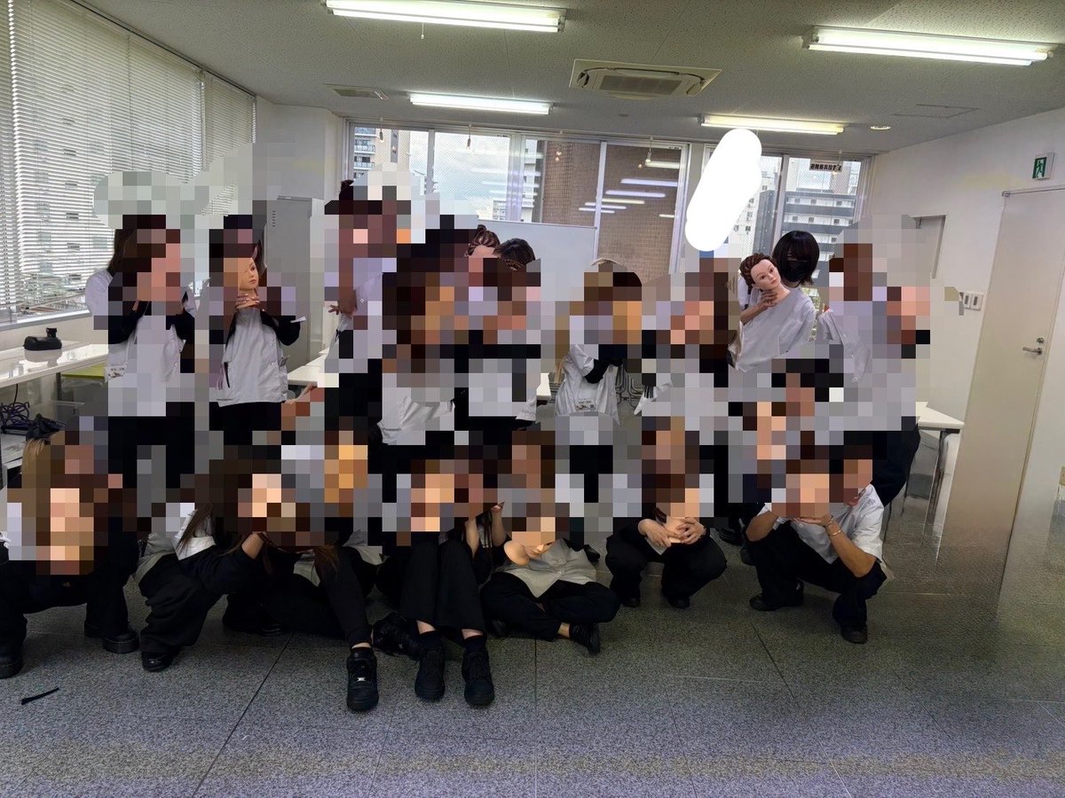 usaglw's tweet photo. 俺だけ陰キャすぎだろ https://t.co/DyZXfXh1uL