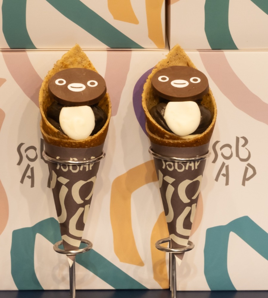 fashionpressnet's tweet photo. Suicaのペンギン×ソバープ限定チョコクレープ、深みのあるブラックカカオクリームをグランスタ東京で - https://t.co/P5Jq1jV9sa https://t.co/z5WbZCNVta