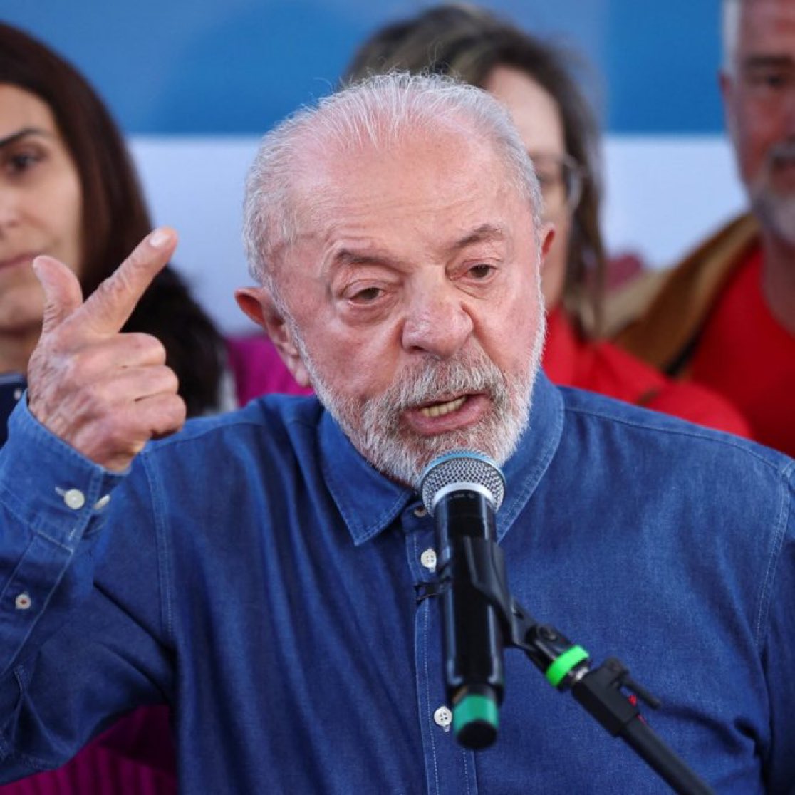 Titithebest4's tweet photo. -Etre Lula.
- Se  faire condamner pour corruption.
- Se faire condamner à 12 ans  
- Se faire libérer par le STF pour vices de procédure. 
-Jamais réellement acquitté lmao.
 - Battre Jair Bolsonaro en 2022.
- Jair se fait jeter en taule pour un prétendu coup d'État.
- Le Congrès vote pour réduire sa peine.
 - Lula y met son veto.
 - 4 ans plus tard, affronter son fils.
-  Pendant un débat, menacer de l'enfermer lui aussi s'il perd l'élection.
- Jour des élections  
- Ancien avocat privé, désormais juge au STF, prolonge le vote de 2 heures à l'échelle nationale.
- La  demande venait de la coalition de Lula elle-même.  
- Gagner de 4 millions de voix au second tour sans trace papier.
- Le lendemain, Moraes ordonne au candidat perdant de remettre ses passeports.
- Discours de victoire : « on va réguler les réseaux sociaux »  
 - « démocratie » lmao  
 - RIP Brésil 
Dictature en place !!!