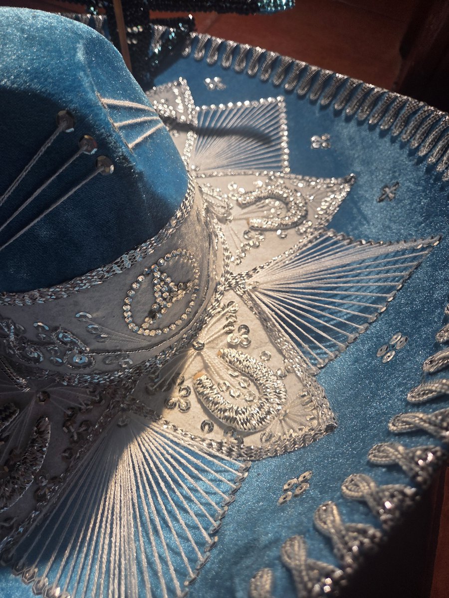 zxikeu's tweet photo. - LAST DAY OF THE CHARRO SOMBRERO FOR GEORGE 🩵

Really proud of the result and all the love we put in this sombrero, I really can't wait for George to finally wear it and to feel all the love from mexican 63's 🥹🩵

@MercedesAMGF1 @OfficialGR63 https://t.co/kvgqSDqcFP