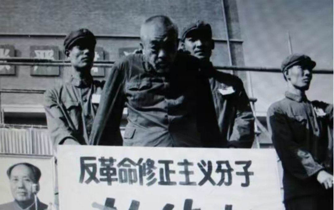 t33uuUoraMkdi8u's tweet photo. 大家猜猜，这几张彭德怀大元帅被当小鸡仔一样被提溜起来的图，是不是我p的呢？🤣🤣
以及他晚年是被谁整死的呢？😋 https://t.co/6r2UW5c7xz