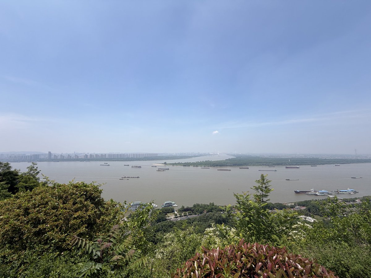 andrewexedot's tweet photo. 下午就让 AI 干活吧，出来晒个太阳 https://t.co/RrIWYDVR1G