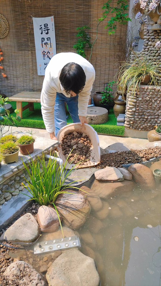 KDjTy9PAh6IDPUT's tweet photo. 「今日は庭の花に水をやるついでに、庭の隅に置いてある古い金の環を掃除してみた。そしたら郵便受けに不在票が入っていて、荷物に関するクレーム内容が記載されていたんだ…」 https://t.co/O9i0VoMBuQ