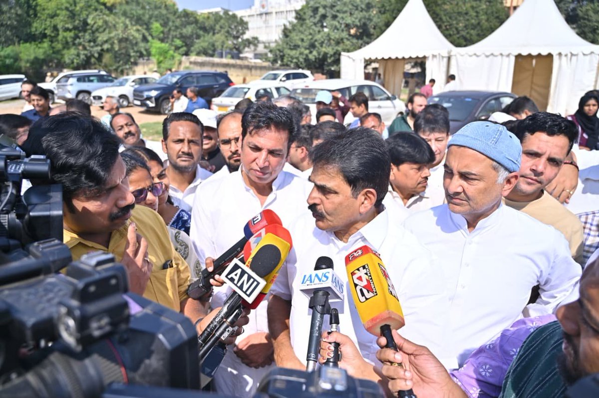 devendrayadvinc's tweet photo. रामलीला मैदान वोट चोरी के ख़िलाफ़ लोकतंत्र की सबसे बड़ी हुंकार के लिए तैयार है।

आज कांग्रेस संगठन महासचिव @kcvenugopalmp जी, दिल्ली कांग्रेस प्रभारी @qazinizamuddin जी, सह-प्रभारी @danishabrar2016 जी एवं अन्य साथियों के साथ रैलीस्थल का दौरा कर तैयारियों का जायजा लिया!

1 नवंबर को आप भी दिल्ली के रामलीला मैदान आइए और वोट चोरों को गद्दी से हटाइये ✊🏻🔥

📍रामलीला मैदान, दिल्ली 

#VoteBachaoDeshBachao