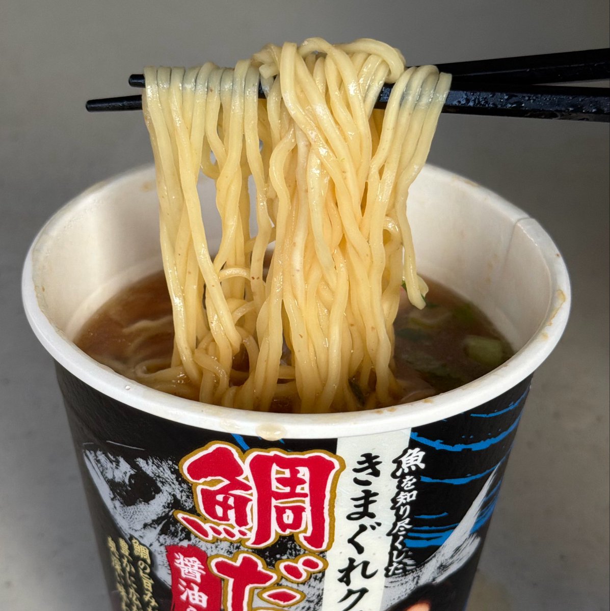 kiwamimeshi's tweet photo. 蟹味噌のやつまだ食ってないけどこれはガチうまいわ。特に麺と香味油のクオリティがカップ麺の域超えてる https://t.co/V2zkysfHt9