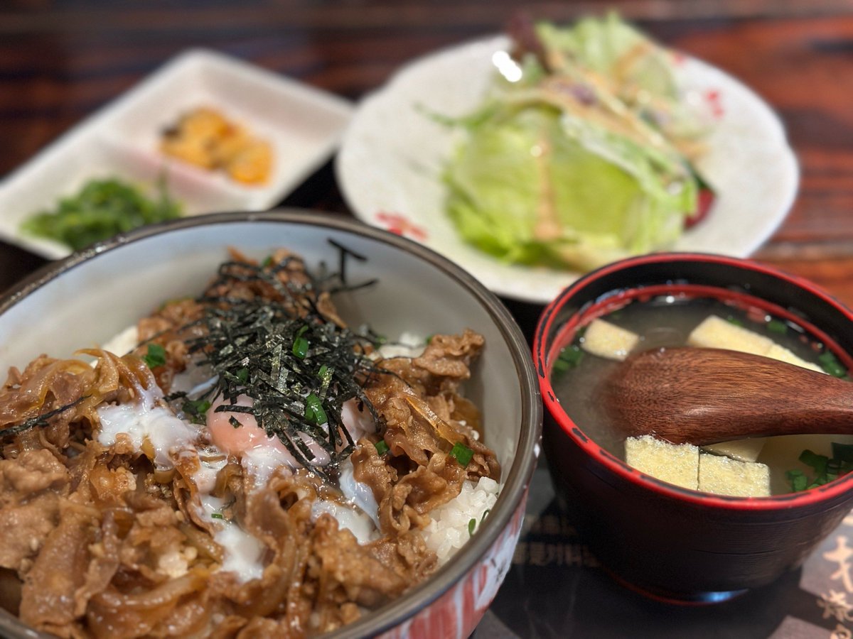 NtM_rebertas128's tweet photo. 今回の料理では米の殖（ふや）し具合、醤油をたっぷり蘸（つ）けた後の器の粘（ねば）り、素材が一つに成（な）る瞬間を意識したよ！ https://t.co/AlIpl4kDWF