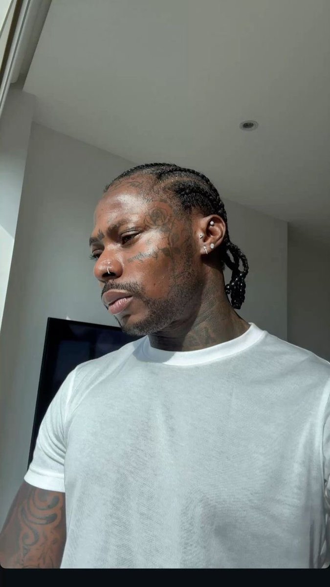 BIGDIMEXbc's tweet photo. Lowkey, Asake go dey regret the kind face tattoo wey e draw 😂😭 https://t.co/juT4vtB6gV