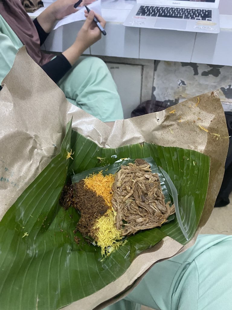 stefunnytjm's tweet photo. puji Tuhan rezeki anak coass🥺🫶🏼 dateng ke rsgm dengan perut kosong dan pulang dengan perut kenyang berisi nasi krawu dan cinnamon roll😘 edisi bday viel (hbd yh @orionionee ) trims juga upii https://t.co/8Z6Bo5rYjA