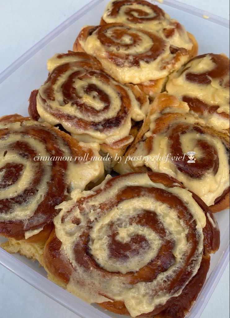 stefunnytjm's tweet photo. puji Tuhan rezeki anak coass🥺🫶🏼 dateng ke rsgm dengan perut kosong dan pulang dengan perut kenyang berisi nasi krawu dan cinnamon roll😘 edisi bday viel (hbd yh @orionionee ) trims juga upii https://t.co/8Z6Bo5rYjA
