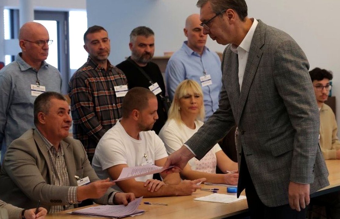 popovic_predrag's tweet photo. Vučić je zloupotrebljavao BIA i tokom izbornog dana.
Dok je on čekao u redu za glasanje, 50-ak novinara i fotoreportera ga je čekalo na biračkom mestu. Neko iz biračkog odbora (stajao je iza mene, pa nisam video ko) upitao je jednog "novinara" da li ima akreditaciju. 
👇 https://t.co/Ecm5Y7o9fN