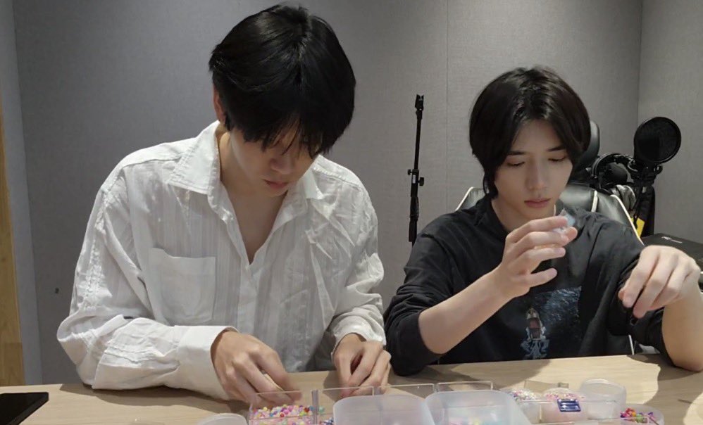 translatingTXT's tweet photo. soobin &amp; beomgyu’s turn to make the lucky charm keyrings 🐢🩷 https://t.co/7pDscWkoDB