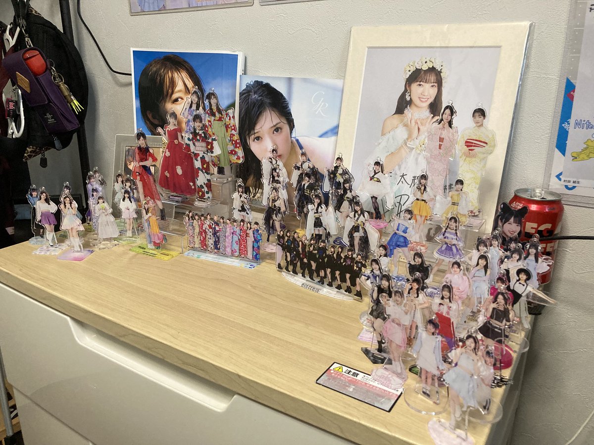 tsuda_akito's tweet photo. 初めてアクスタを全員分購入した！今私の部屋はこんな感じになってるw https://t.co/VUQ1z566MO