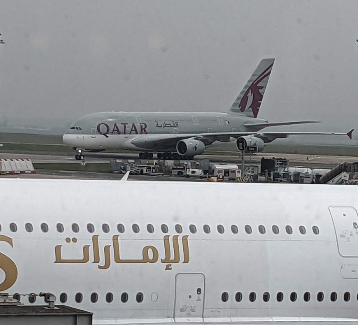 JSS779's tweet photo. Morning all 💋 

Love this pic I caught of the two ME A380s ✈️❤️
Can you guess the airport? https://t.co/20S7v9n478