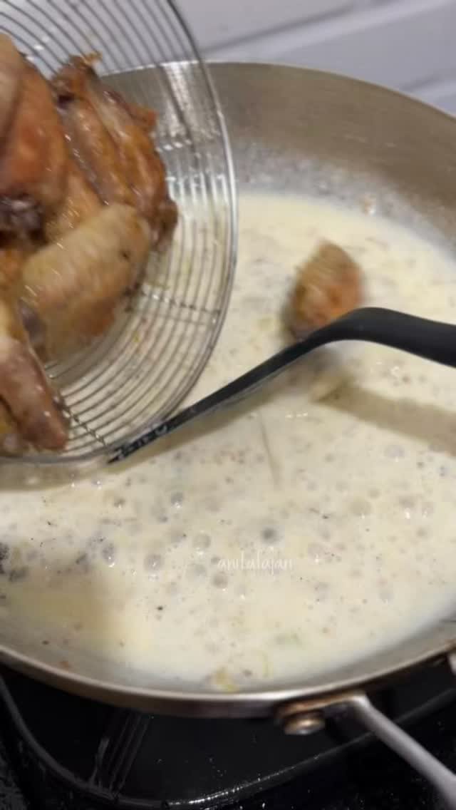 auliadanaya's tweet photo. Chicken garlic butter🍗

Resep:
• marinasi ayam dengan garam, lada, kunyit dikit aja, dan 2 sdm tepung maizena
• goreng sebentar supaya luarnya agak krispi
• cincang bawang putih dan bawang bombay, tumis dengan https://t.co/vs3cWyee8x sampai layu dan harum
• WAJIB SUPAYA CREAMY❗️ https://t.co/OhH8Hh6cDi (1 sdm aja)
• 150ml susu UHT
• seasoning garam, kaldu, dan lada secukupnya
• masukkan ayam
• terakhir kasih https://t.co/0hlUHQoH2i
• masak sampai blubuk aja
JADI🤤🤩