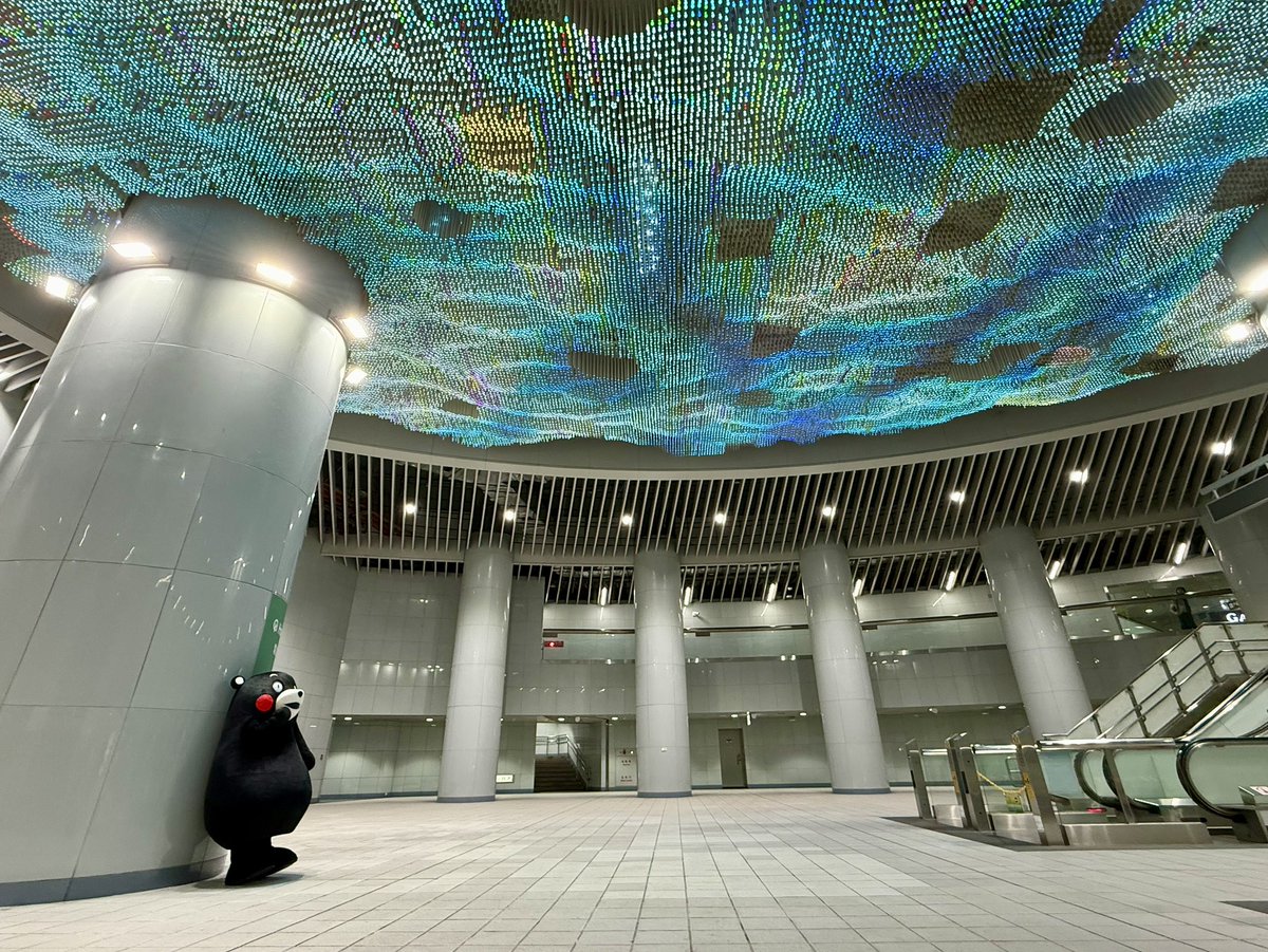 55_kumamon's tweet photo. 台湾にいってきたモーン！まずは、台北にある、MRT松山駅にいってきたモン！天井のアート、たいぎゃ綺麗だったモーン☆ https://t.co/kDKZAB76KO