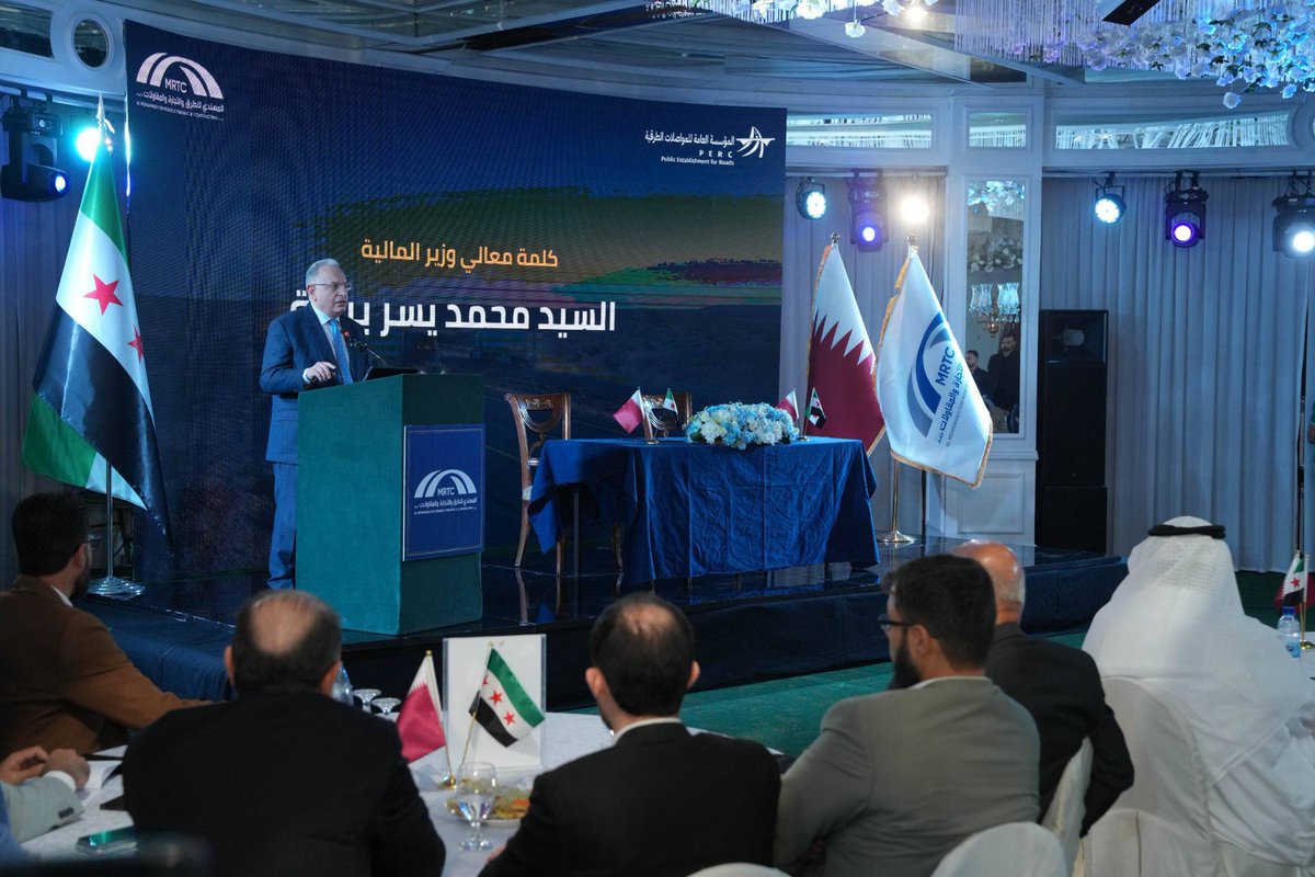 SyrMOfF's tweet photo. وزير المالية يحضر توقيع عقد مشروع إعادة تأهيل طريق التنف – البصيري ووصلة السبع بيار https://t.co/qmuXcBgkGQ