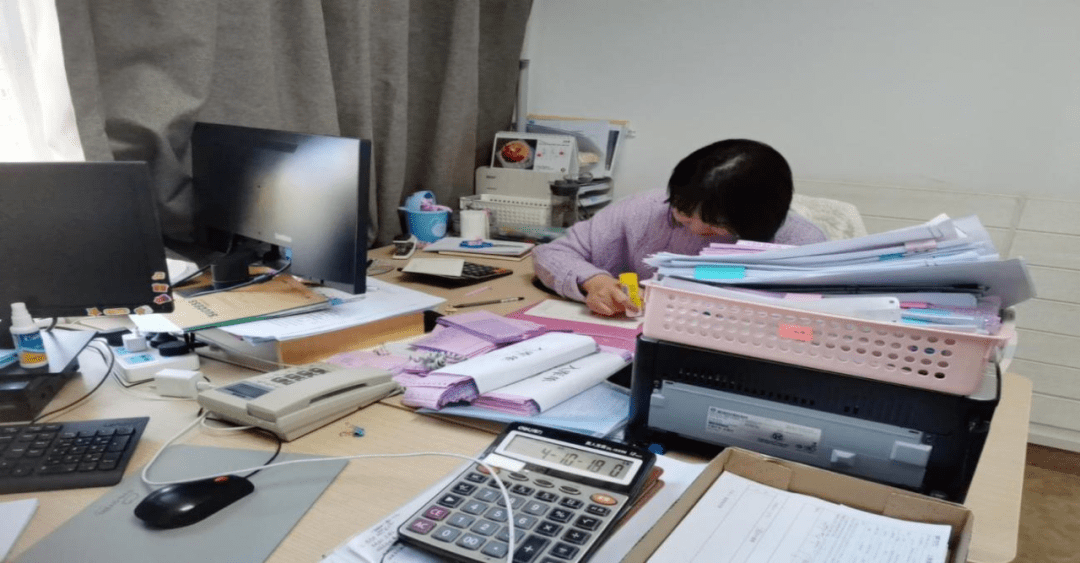chip_1105's tweet photo. [跳ねるように元気に、昨日の帳簿を整理して今日の仕事に備える！] https://t.co/AEqnUH1D5R