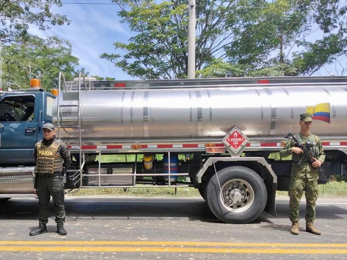 ArmadaColombia's tweet photo. La Armada Nacional, a través de los Batallones Fluviales de Infantería de Marina No. 16 y No. 17, inmovilizó más de 36.000 galones de combustibles y 60,5 toneladas de cemento durante operaciones conjuntas y coordinadas con el Ejército y la Policía Nacional, desarrolladas en los departamentos de Chocó y Cesar durante octubre de 2026.

Estos combustibles, junto con el cemento, son insumos que pueden ser utilizados en diferentes etapas de la producción de sustancias ilícitas, por lo que su transporte y comercialización están sujetos a controles especiales en las zonas establecidas por la normativa vigente.