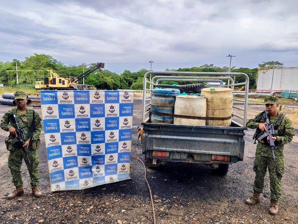 ArmadaColombia's tweet photo. La Armada Nacional, a través de los Batallones Fluviales de Infantería de Marina No. 16 y No. 17, inmovilizó más de 36.000 galones de combustibles y 60,5 toneladas de cemento durante operaciones conjuntas y coordinadas con el Ejército y la Policía Nacional, desarrolladas en los departamentos de Chocó y Cesar durante octubre de 2026.

Estos combustibles, junto con el cemento, son insumos que pueden ser utilizados en diferentes etapas de la producción de sustancias ilícitas, por lo que su transporte y comercialización están sujetos a controles especiales en las zonas establecidas por la normativa vigente.