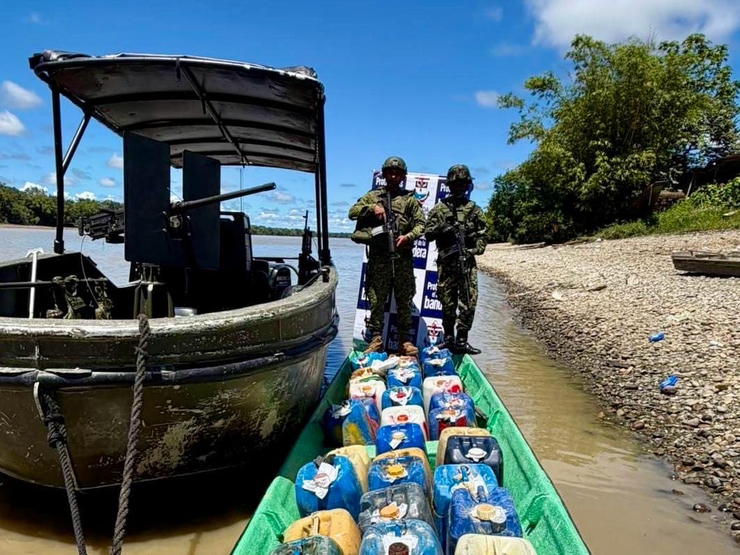 ArmadaColombia's tweet photo. La Armada Nacional, a través de los Batallones Fluviales de Infantería de Marina No. 16 y No. 17, inmovilizó más de 36.000 galones de combustibles y 60,5 toneladas de cemento durante operaciones conjuntas y coordinadas con el Ejército y la Policía Nacional, desarrolladas en los departamentos de Chocó y Cesar durante octubre de 2026.

Estos combustibles, junto con el cemento, son insumos que pueden ser utilizados en diferentes etapas de la producción de sustancias ilícitas, por lo que su transporte y comercialización están sujetos a controles especiales en las zonas establecidas por la normativa vigente.