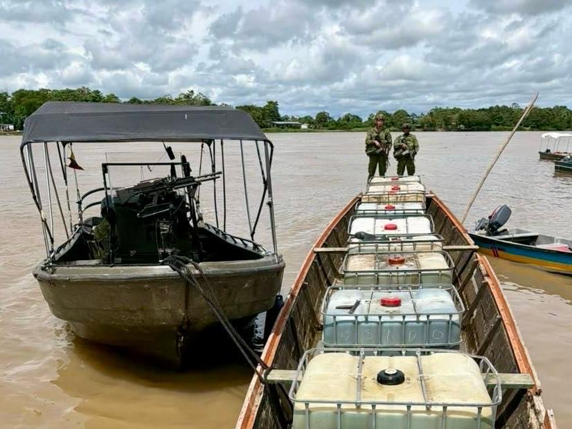 ArmadaColombia's tweet photo. La Armada Nacional, a través de los Batallones Fluviales de Infantería de Marina No. 16 y No. 17, inmovilizó más de 36.000 galones de combustibles y 60,5 toneladas de cemento durante operaciones conjuntas y coordinadas con el Ejército y la Policía Nacional, desarrolladas en los departamentos de Chocó y Cesar durante octubre de 2026.

Estos combustibles, junto con el cemento, son insumos que pueden ser utilizados en diferentes etapas de la producción de sustancias ilícitas, por lo que su transporte y comercialización están sujetos a controles especiales en las zonas establecidas por la normativa vigente.