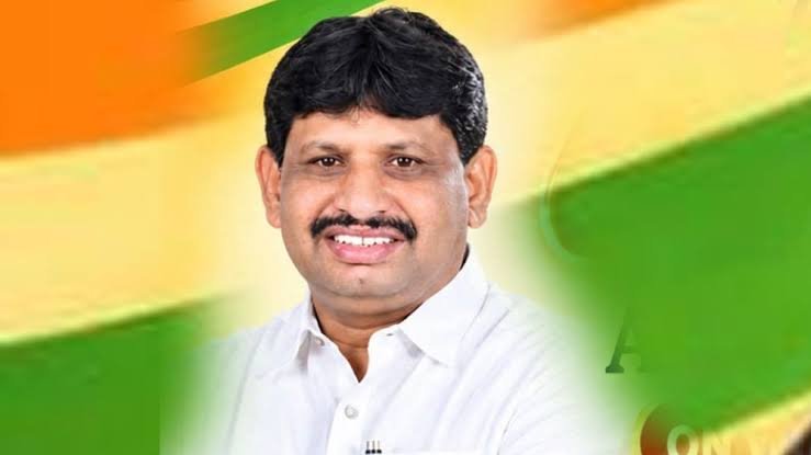 madhusiri23's tweet photo. ಪಕ್ಷಕ್ಕಿಂತ ವ್ಯಕ್ತಿ ಮುಖ್ಯ ಆಗುತ್ತೆ ಅನ್ನೋದಕ್ಕೆ ಇವತ್ತಿನ MLC ಎಲೆಕ್ಷನ್ ಫಲಿತಾಂಶ ಕೂಡ ಒಂದು... ಉತ್ತಮ ವ್ಯಕ್ತಿಯಾದ @APRanganath ಗೆಲುವು ವಯಕ್ತಿಕವಾಗಿ ನನಗೆ ಖುಷಿಯನ್ನುಂಟು ಮಾಡಿದೆ... 
ಪುಟ್ಟಣ್ಣ ಅವರು ಕಡೆಗಣಿಸಿದ ಶಿಕ್ಷಕರ ಕುಂದುಕೊರತೆಗಳನ್ನ ನೀವು ಸರಿಯಾಗಿ ಗಮನಿಸಿ ಉತ್ತಮ ಸೇವೆ ಮಾಡುವಂತಾಗಲಿ... https://t.co/tr2r9AKqa7