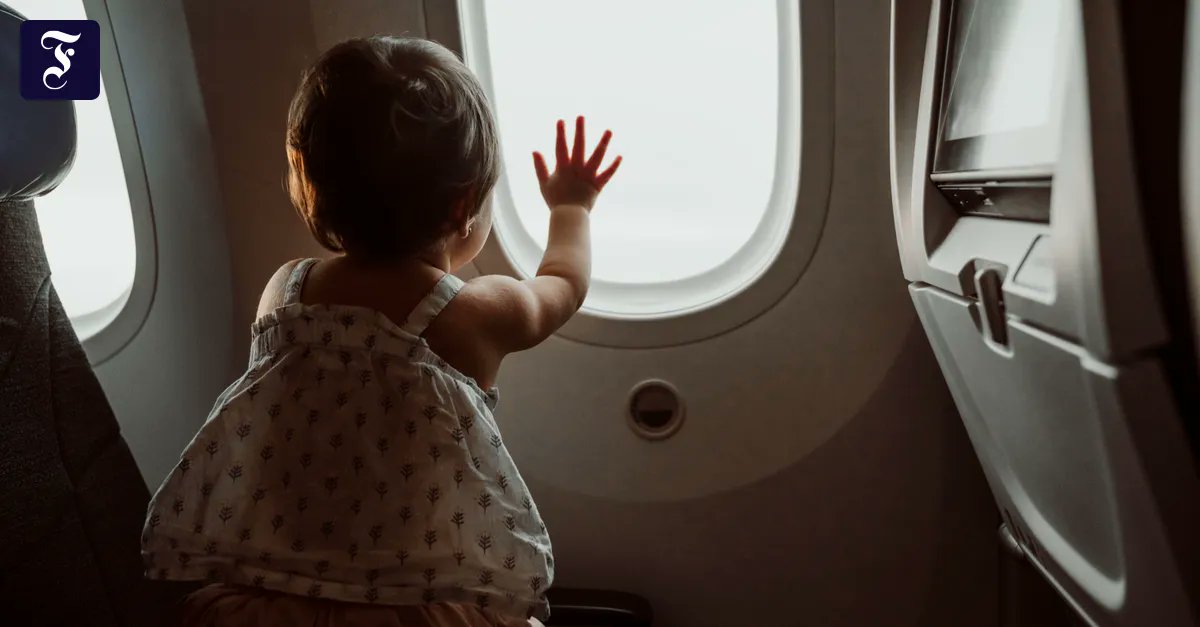 faznet's tweet photo. Der erste Adults-only-Flug: Ein amerikanischer Reiseveranstalter wirbt für erholsame Ferien ganz ohne störende Kinder. Dabei sind das Problem doch eher die Erwachsenen, die sich danebenbenehmen. https://t.co/en1jc44D54 https://t.co/jTf8m4uTfi