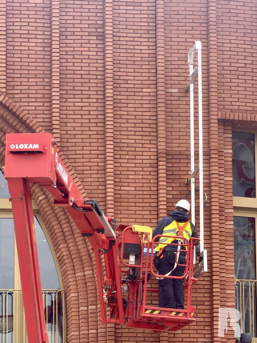 DLPReport's tweet photo. 🔧 At Disney Village, a second sign is being installed for Casa Giulia https://t.co/SfOrjV46cG