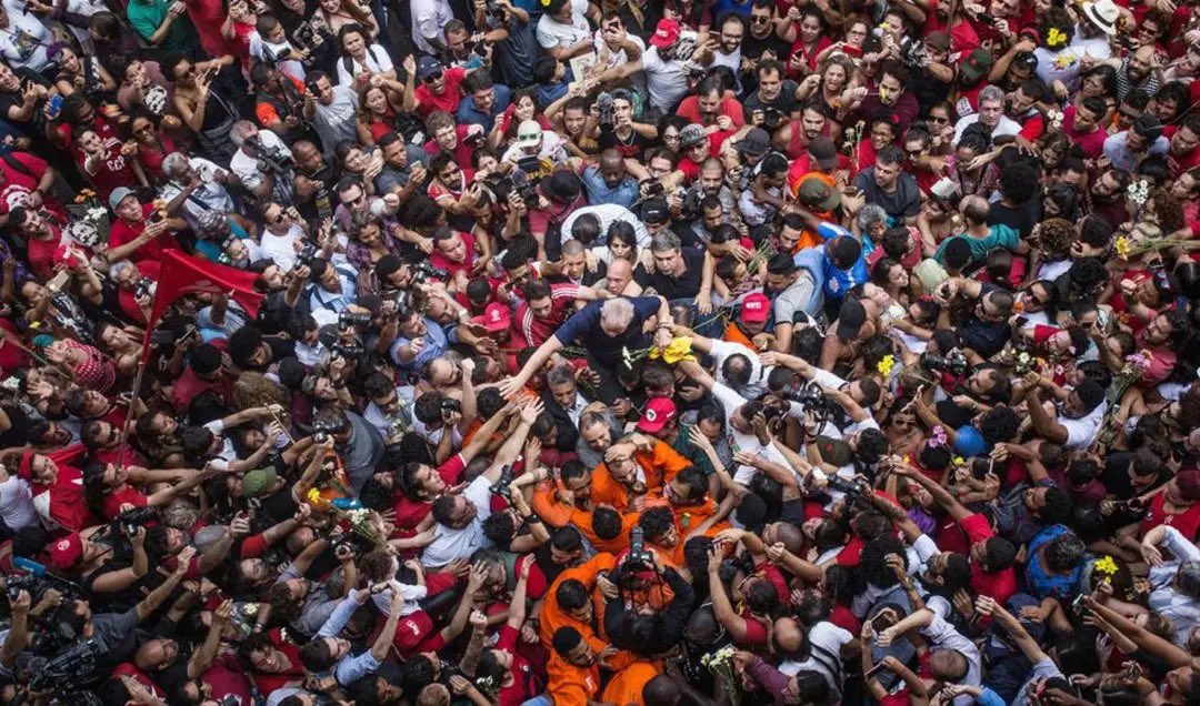x7896x's tweet photo. Flávio Bolsonaro fugiu? O maior líder Estadista não. 

Pois Lula caminhou para a prisão conduzido pelo povo, cercado de abraços, lágrimas e solidariedade. Enfrentou 580 dias de cárcere, resistiu, voltou e chegou novamente à Presidência da República. Há imagens que entram para a história. Há lideranças que não se fabricam. 

E os bolsonaristas nunca terão uma cena dessas para chamar de sua. Luís Inácio Lula da Silva é um só.