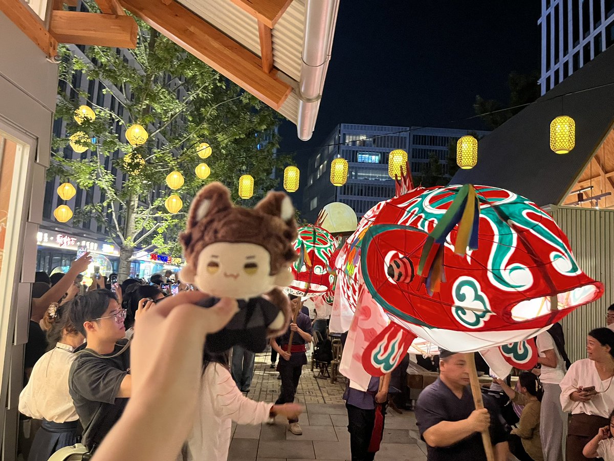 Valkoisloved6's tweet photo. 和敖尹一起看中国中秋节鱼游灯会 #valko #ValkoIsInnocent #Valkois6thLI #全世界都在等敖尹 https://t.co/8AMpxqLJmc