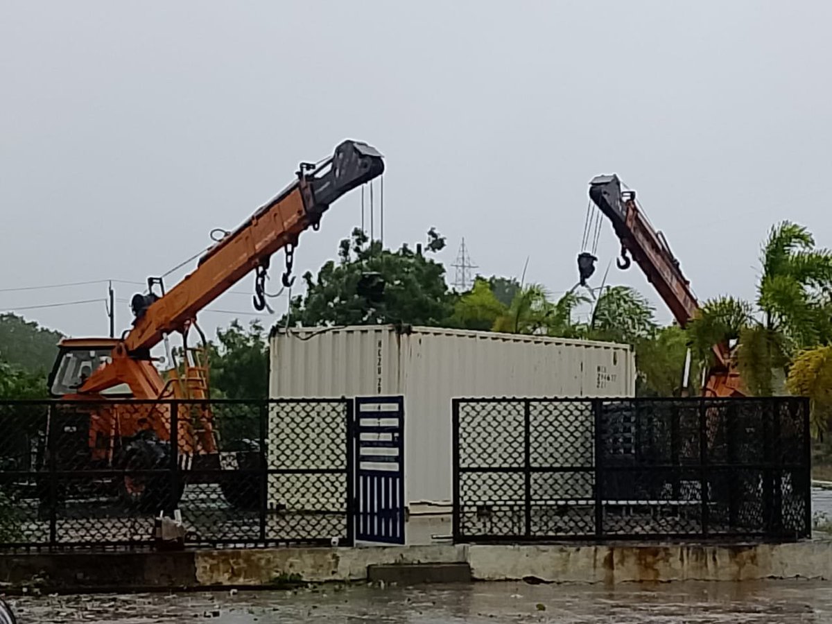 aptransco_off's tweet photo. ఆర్నాబ్ తుపాను నేపథ్యంలో హైఅలర్ట్‌లో ఏపీట్రాన్స్‌కో! ⚡

ప్రతికూల వాతావరణ పరిస్థితుల నేపథ్యంలో #APTRANSCO తుఫాన్ ప్రభావిత ప్రాంతాల్లో ఆపరేషనల్ జోన్లు, ట్రాన్స్‌మిషన్ లైన్లు మరియు EHT సబ్‌స్టేషన్లను సిద్ధం చేసింది.
🔹 సబ్‌స్టేషన్లలో అత్యవసర డివాటరింగ్ పంపులు ఏర్పాటు https://t.co/ZQDHFeMbtE