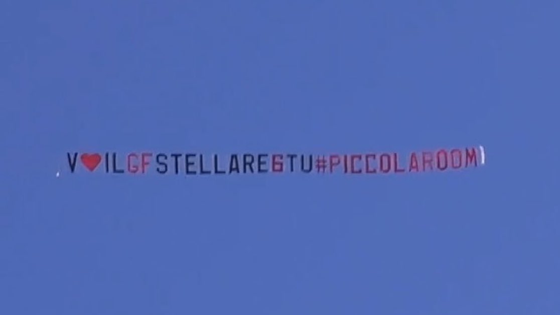 chiaravillage's tweet photo. Un momento stellare per un”aereo che vola alto come le persone che tutti i giorni partecipano alla #piccolaroom 
Grazie a @soloversacexme @natafortunata77 e @fabyotto8 
Non ho spazio per taggare tutti ♥️ ma che bel momento 
Firmato
Vecchia gattara 💀 https://t.co/536UNIoo9A