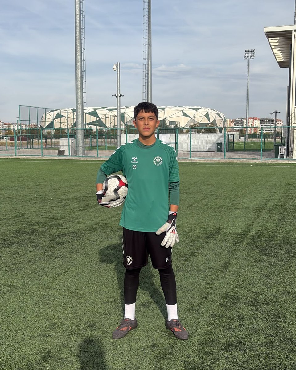AltinorduFK's tweet photo. YETİŞTİRİCİ VİZYONUMUZ FUTBOL OKULLARIMIZA UZANIYOR

Oyuncu yetiştirme vizyonumuz yalnızca elit takımlarımızla sınırlı kalmıyor ve futbol okullarımız aracılığıyla da Türk futboluna yeni yetenekler kazandırıyoruz.

Altınordu Isparta Futbol Okulumuzda futbol eğitimlerine başlayan iki genç sporcumuz 2011 doğumlu Enver Ömer Ateş, Fenerbahçe’ye transfer olurken, 2014 doğumlu Yiğit Can Özkan ise Konyaspor’a transfer oldu.

Enver Ömer Ateş ve Yiğit Can Özkan’ı, ailelerini ve gelişimlerinde emeği bulunan tüm antrenörlerimizi tebrik ediyor, genç futbolcularımıza yeni takımlarında başarılar diliyoruz.