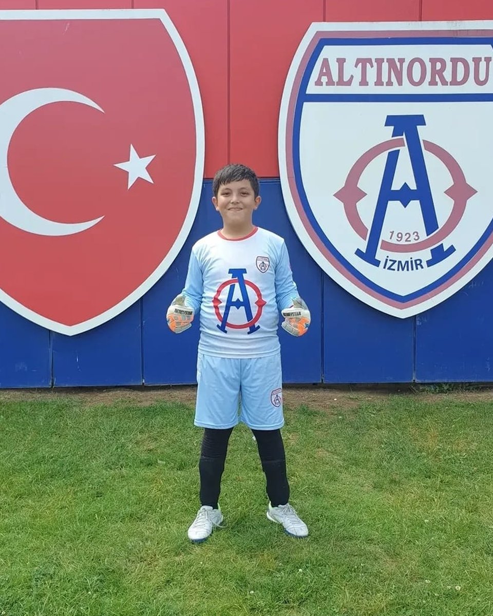 AltinorduFK's tweet photo. YETİŞTİRİCİ VİZYONUMUZ FUTBOL OKULLARIMIZA UZANIYOR

Oyuncu yetiştirme vizyonumuz yalnızca elit takımlarımızla sınırlı kalmıyor ve futbol okullarımız aracılığıyla da Türk futboluna yeni yetenekler kazandırıyoruz.

Altınordu Isparta Futbol Okulumuzda futbol eğitimlerine başlayan iki genç sporcumuz 2011 doğumlu Enver Ömer Ateş, Fenerbahçe’ye transfer olurken, 2014 doğumlu Yiğit Can Özkan ise Konyaspor’a transfer oldu.

Enver Ömer Ateş ve Yiğit Can Özkan’ı, ailelerini ve gelişimlerinde emeği bulunan tüm antrenörlerimizi tebrik ediyor, genç futbolcularımıza yeni takımlarında başarılar diliyoruz.
