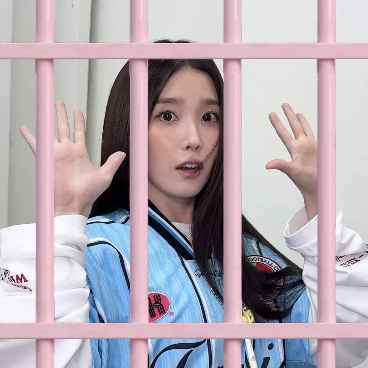 ruvIsly's tweet photo. you’re serving face??? you just got arrested and YOU’RE SERVING FACE??? https://t.co/dECFgmaRcC