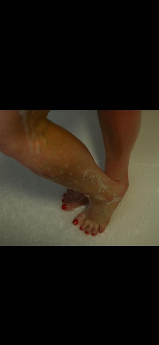 EbonyMae69's tweet photo. Anyone wanna come get bubbly with me?! 😁😁 #footfetishnation #feetworshi̇p #footfetısh #feet #showertime https://t.co/xDCzzmVIng
