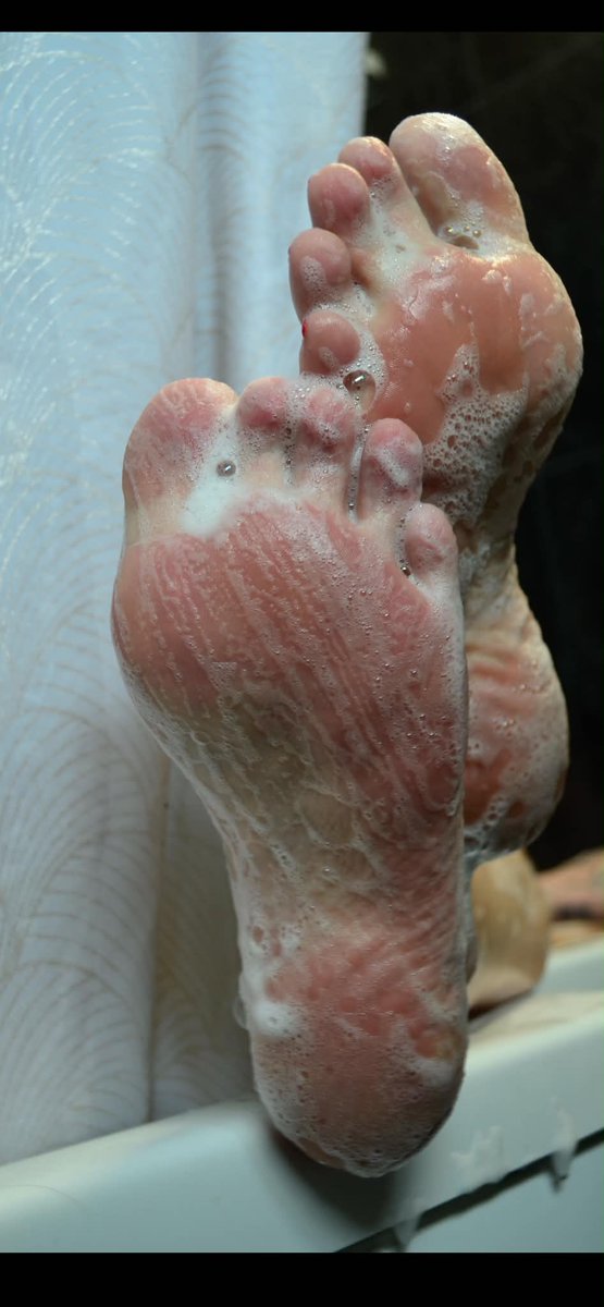 EbonyMae69's tweet photo. Anyone wanna come get bubbly with me?! 😁😁 #footfetishnation #feetworshi̇p #footfetısh #feet #showertime https://t.co/xDCzzmVIng